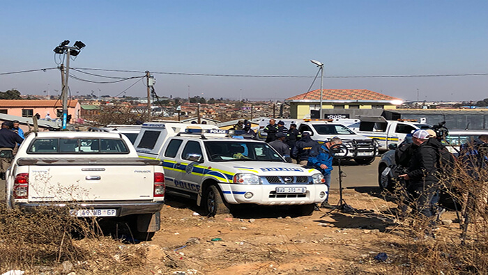 Policía sudáfricana inicia las investigaciones del tiroteo que dejó al menos 14 muertos en Soweto.
