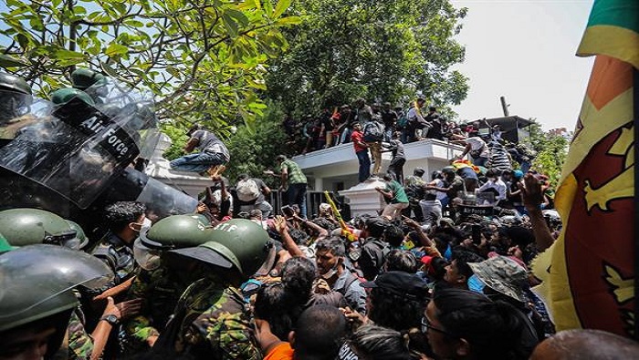 Tras los enfrentamientos de las últimas horas, el Gobierno de Sri Lanka decretó primero el estado de emergencia y luego impuso un toque de queda.