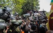 Tras los enfrentamientos de las últimas horas, el Gobierno de Sri Lanka decretó primero el estado de emergencia y luego impuso un toque de queda.
