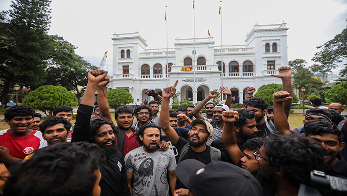 Manifestantes celebran en Sri Lanka la renuncia del presidente Gotabaya Rajapaksa.