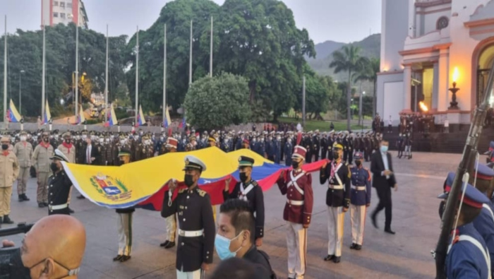 La conmemoración del natalicio de El Libertador y Día de la Armada Bolivariana inició con la izada del Tricolor Nacional, y rindiendo honores a Simón Bolívar. 