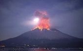 El volcán Sakurajima entró en erupción alrededor de las 20H05 del domingo en la isla japonesa de Kyushu, arrojando piedras a 2.5 kilómetros de distancia.