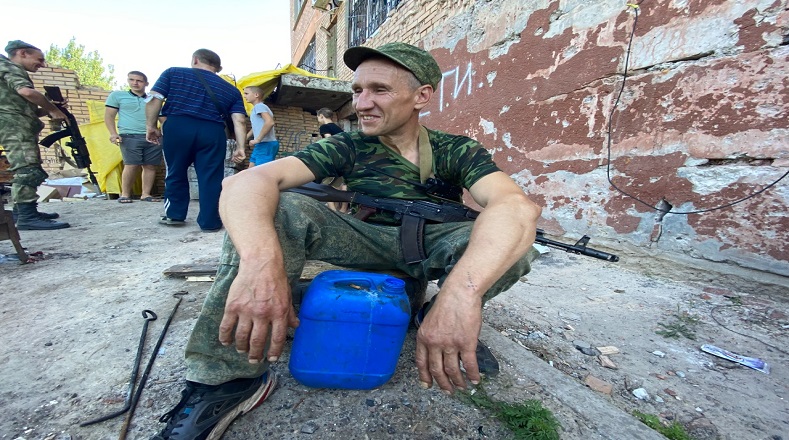 Milicianos de la autoproclamada República Popular de Donetsk toman un descanso tras los combates y confraternizan con los civiles de la localidad, quienes en lo adelante se sentirán un poco más seguros.