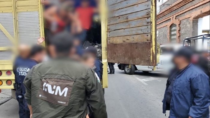 Las autoridades detuvieron al conductor y su acompañante, y trasladaron a los migrantes a las oficinas del INM.