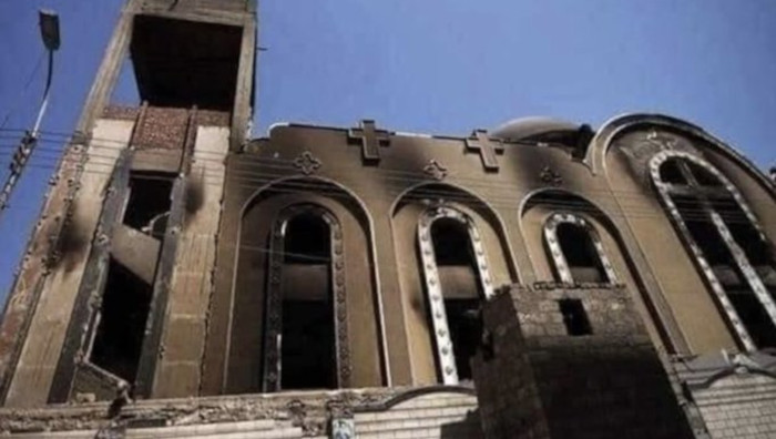 La Fiscalía egipcia ordenó este domingo investigar el incendio que se originó en una iglesia copta en El Cairo por un fallo eléctrico durante la misa.