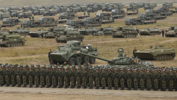 En los ejercicios en trece polígonos militares aparte de tropas de tierra y aire rusas participarán soldados de China, India, Belarús, Tayikistán y Mongolia.