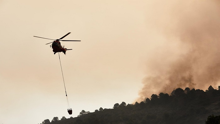 En la Comunidad Valenciana, 30 helicópteros se han dispuesto para colaborar con la extinción de las llamas en Castellón y 20 en Alicante.