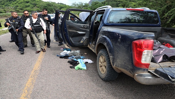 Los criminales se movían intermitentemente a bordo de camionetas y motocicletas mientras se disparaban por todo el municipio de Tuzantla.