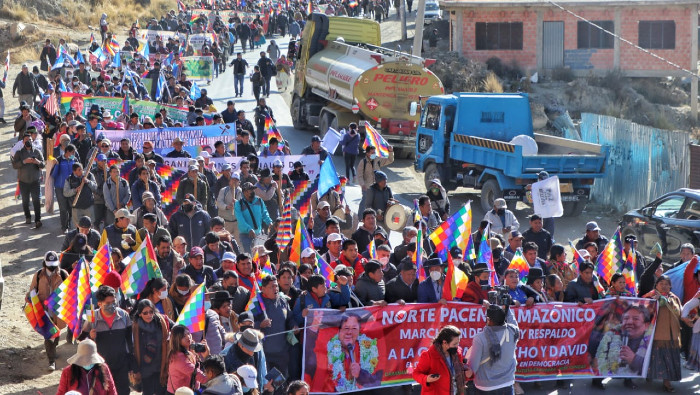 Desde  la frontera que separa las urbes de La Paz y El Alto, descenderá la “gran marcha” en apoyo a las autoridades del Estado plurinacional.