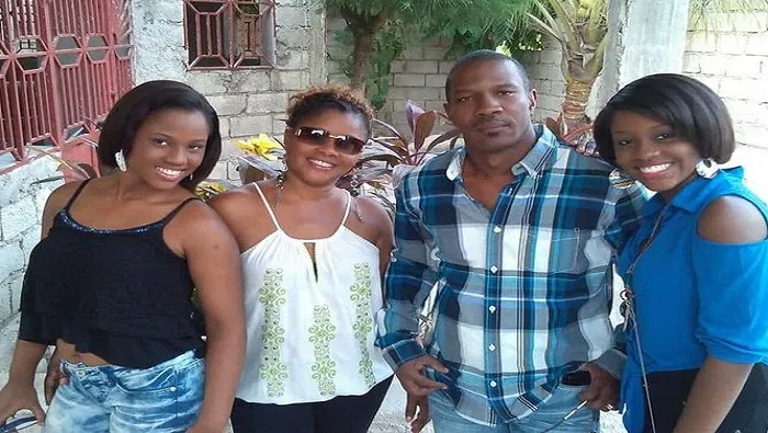 De izquierda a derecha, Sondjie, Josette Fils (madre) y Sardjie Desanclos, fotografiadas con su padre y marido Simson Desanclos.