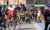 En las imágenes puede observarse la manera en la que hombres con carruajes y fuetes, que se expresaban por el Rechazo, agreden a los ciclistas.