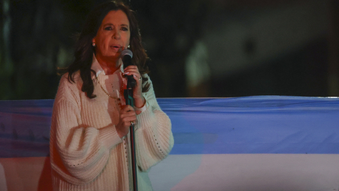 La vicepresidenta Cristina Fernández salió ilesa del atentado en su contra, por el cual una persona se encuentra detenida.