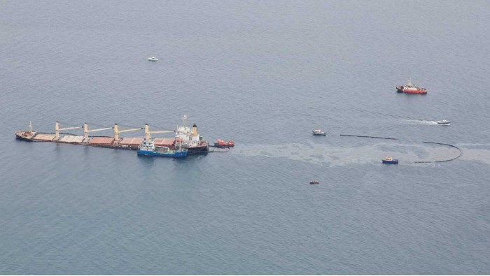Las autoridades locales informaron que en cuanto a las tareas de recogida del combustible vertido en el mar, se ha retirado la mitad de la fuga que se produjo.