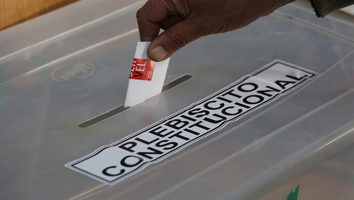 Para la jornada electoral, Servel detalló que 15.076.690 de ciudadanos estaban habilitados para emitir su voto en territorio nacional, mientras que 97.239 fueron convocados en el extranjero.