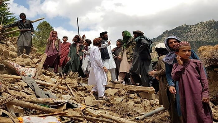 Ciudadanos afganos inician las labores de búsqueda y rescate en las localidades afectadas por el reciente sismo que sacudió el noreste del país,