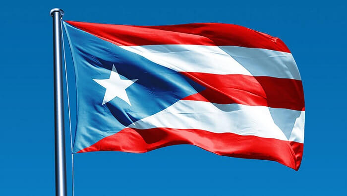 Contrario a otras nacionalidades que han emigrado en masa, los puertorriqueños históricamente han mantenido su idioma español, sus costumbres y tradiciones.