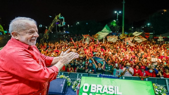 Miles de brasileños apoyaron las palabras de Lula en la Plaza Rui Barbosa del barrio Nuevo Iguazú.