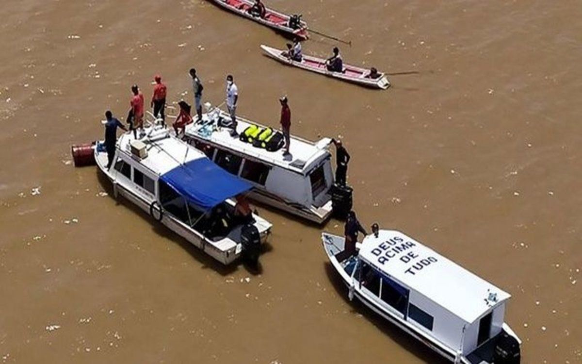 La marina de Brasil, a cargo de las tareas de rescate, abrió una investigación para esclarecer las causas del naufragio.