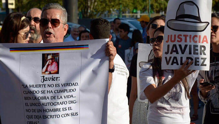 Periodistas y familiares piden justicia por el asesinato del periodista Javier Valdez en 2017.