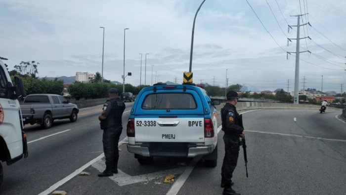 Dos de las principales avenidas de acceso a Río de Janeiro permanecieron cerradas durante horas en la operación policial.