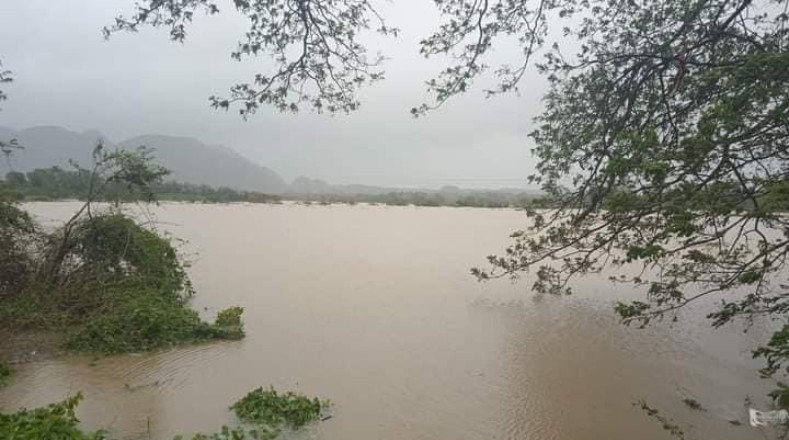 La presidenta del Consejo de Defensa en el municipio de Guane, María Luisa Valdés,  afirmó que las lluvias provocaron la interrupción por el río Cuyaguateje del paso entre el Consejo Popular Isabel Rubio y la cabecera de la provincia.