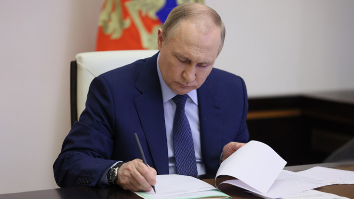 El vocero del Kremlin, Dmitri Peskov, adelantó que Putin no haría declaraciones tras la firma de los tratados de incorporación.