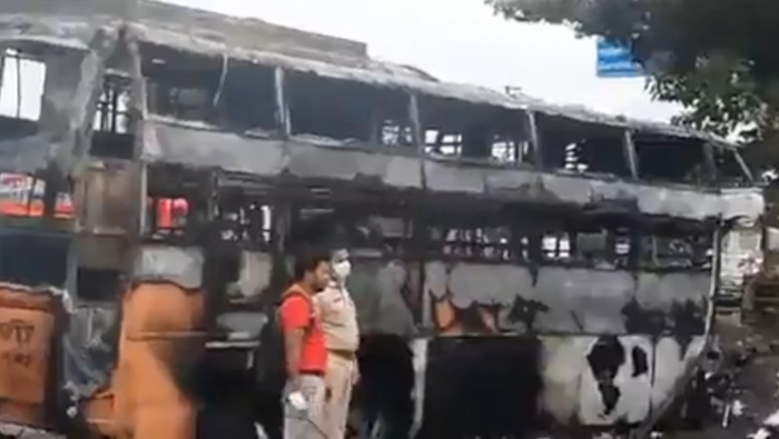 El autobús se incendió tras chocar contra un camión cisterna diésel, según informan medios locales.