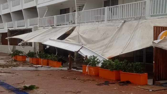 Los fuertes vientos y persistentes lluvias del huracán Julia provocaron daños en la infraestructura hotelera de San Adnrés..