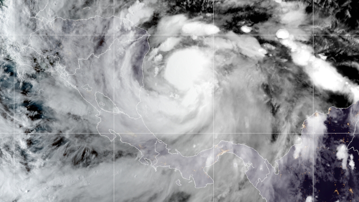 El CNH señaló que se espera un fortalecimiento de Julia hasta que el centro toque tierra en Nicaragua, después se debilitaría a una tormenta tropical el domingo por la noche.