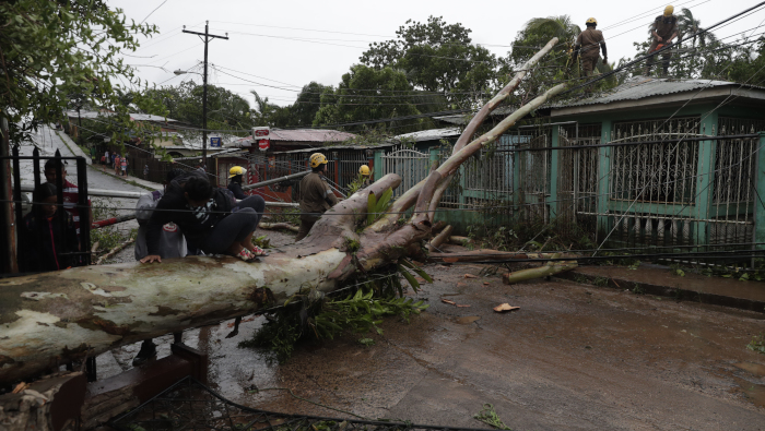 En la ciudad de Bluefields, Nicaragua, cuadrillas de trabajadores despejan una calle de los destrozos que dejó el paso del huracán Julia.