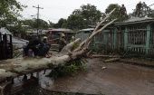 En la ciudad de Bluefields, Nicaragua, cuadrillas de trabajadores despejan una calle de los destrozos que dejó el paso del huracán Julia.