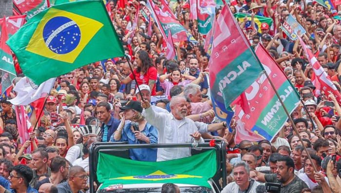 En Belo Horizonte, Lula reunió a miles de seguidores en el marco de su campaña electoral rumbo al balotaje.