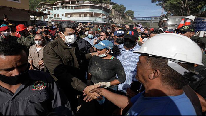 El presidente Nicolás Maduro visita la localidad de Las Tejerías para coordinar las labores humanitarias y de reconstrucción.