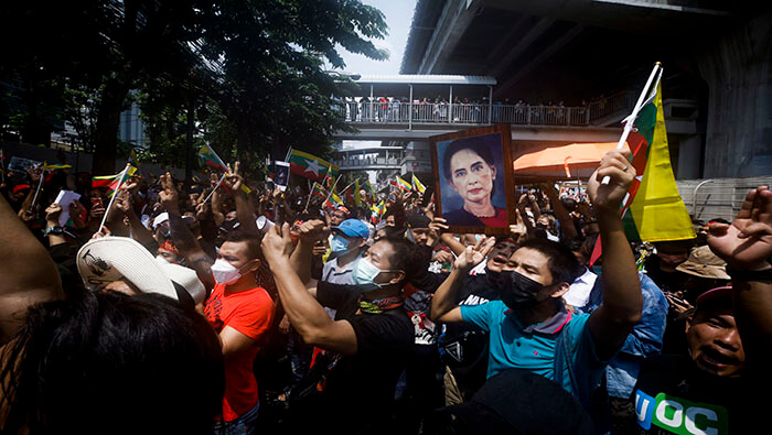 Miles de manifestantes en Myanmar exigen la liberación de Aung San Suu Kyi y el resto de presos políticos.