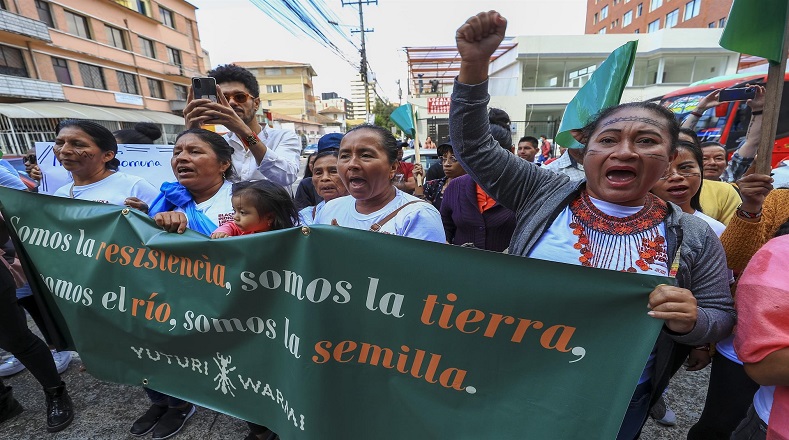 Indígenas ecuatorianos, organizaciones afroecuatorianas y ecologistas de al menos 22 naciones americanas, emitieron un mensaje anticolonial, antirracista y en rechazo al extractivismo, en las inmediaciones del Ministerio de Ambiente de Ecuador.