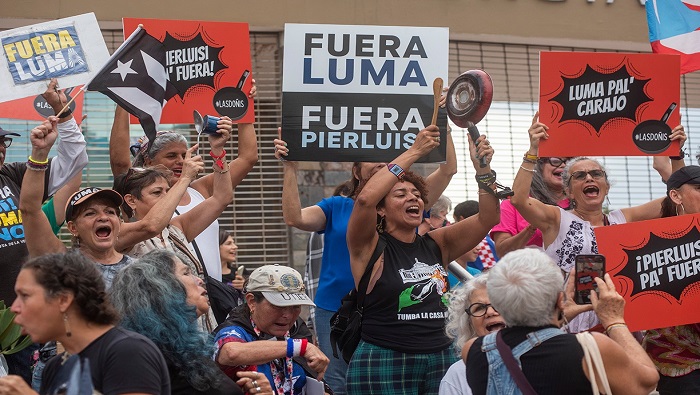 Varios manifestantes exigieron al gobierno puertorriqueño la derogación del contrato de la empresa eléctrico.