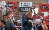 Varios manifestantes exigieron al gobierno puertorriqueño la derogación del contrato de la empresa eléctrico.
