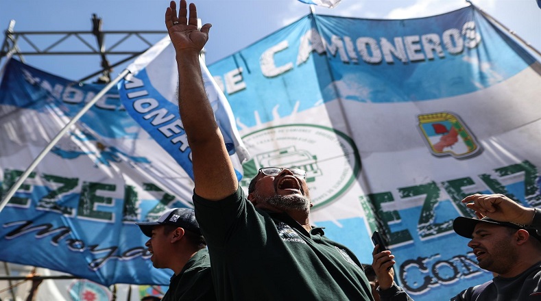 Durante el acto central, los sindicatos denunciaron la existencia de un poder fáctico corporativo, que controlan sectores menores dentro de la sociedad, y que opera por encima del sistema democrático, burlando la voluntad del pueblo y frustrando las legítimas aspiraciones de la sociedad argentina.