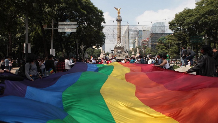 Activistas mexicanos celebran la aprobación para las personas del mismo sexo en el estado de Tabasco.