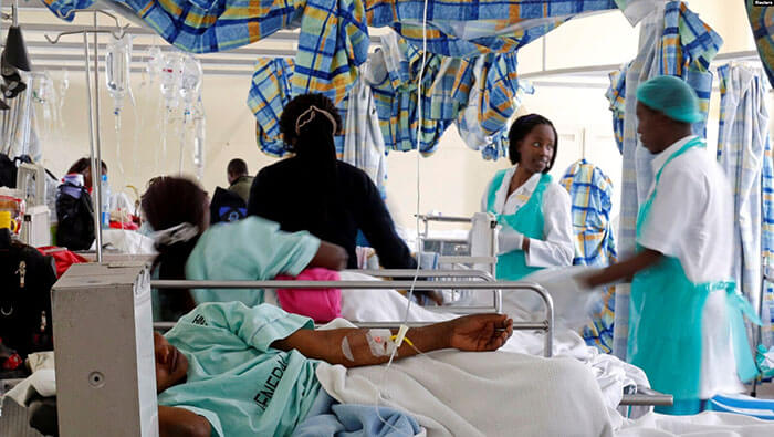 Personal sanitario atiende en la capital de Kenia a enfermos de cólera.