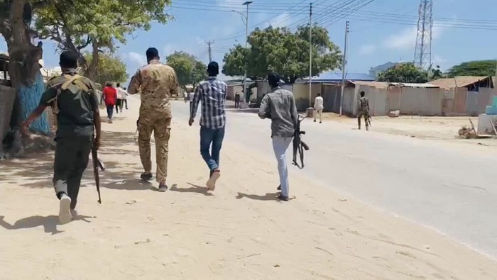 Al Shabab, afiliado al grupo terrorista Al Qaeda, perpetra ataques contra las tropas gubernamentales de Somalia y otros países.