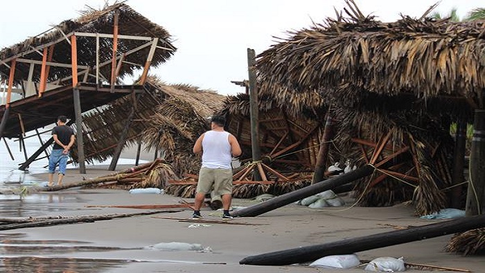 La ahora tormenta tropical Roslyn generó considerables destrozos en el estado de Nayarit, donde tocó tierra este domingo.