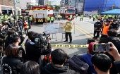 Bomberos y autoridades sanitarias investigan las causas de la tragedia en el barrio Itaewon, de Seúl.