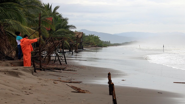 Las autoridades mexicanas mantienen zona de prevención por efecto de huracán desde Chetumal hasta puerto Costa Maya, en Quintana Roo.