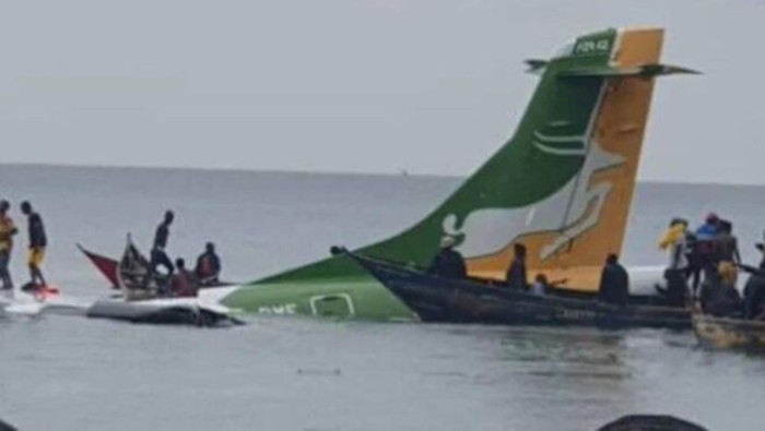 La policía señaló que el avión de pasajeros cayó al agua a unos 100 metros del aeropuerto.