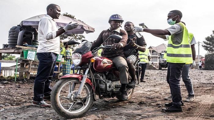 Las autoridades ugandesas advirtieron que para detener la propagación del ébola, se cerrarán también iglesias y bares.