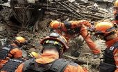 Equipos de rescate buscan a sobrevivientes del sismo que afectó a la provincia de Sudurpashchim.