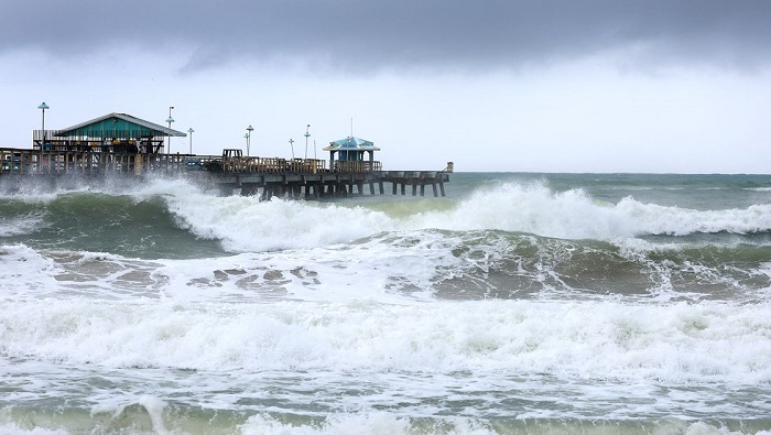 Nicole pasó de ser un huracán de categoría 1 a una tormenta tropical cuando se desplazó hacia el interior de la costa de Florida
