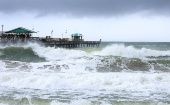 Nicole pasó de ser un huracán de categoría 1 a una tormenta tropical cuando se desplazó hacia el interior de la costa de Florida