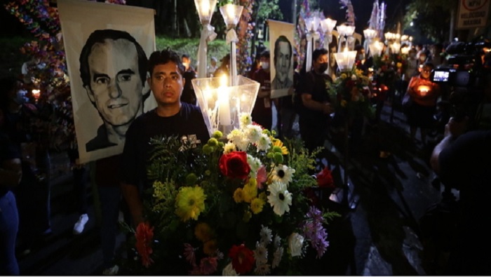 Cientos de salvadoreños se reunieron en el campus de la UCA para honrar a los mártires y clamar justicia plena ante el crimen cometido por el ejército durante la guerra civil.